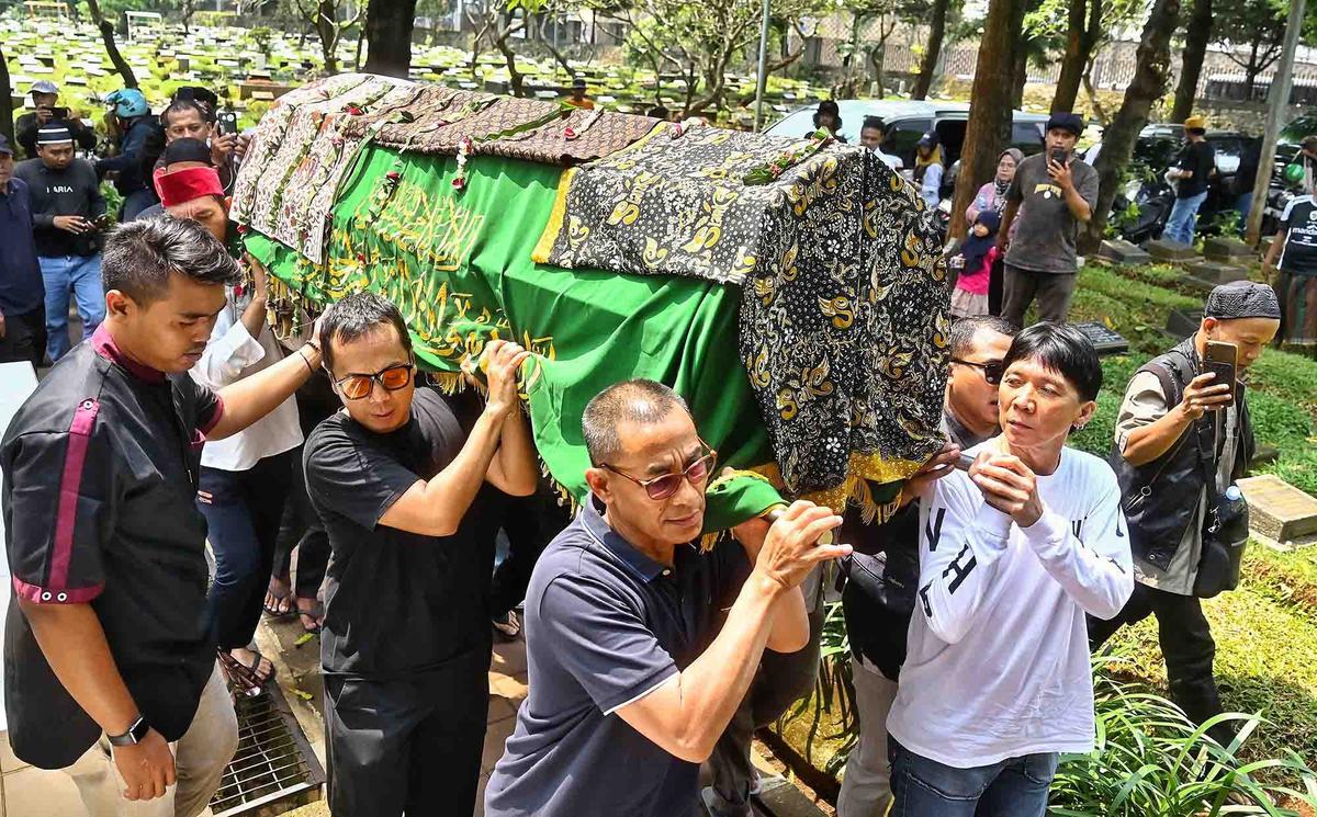 Foto: Tangis Haru Pemakaman Bunda Iffet