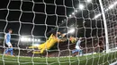 Winger Liverpool, Sadio Mane (kanan) mencetak gol ketiga untuk timnya ke gawang Manchester City dalam pertandingan pekan ke-12 Liga Inggris 2019-2020 di Anfield, Minggu (10/11/2019). Liverpool menghabisi Man City dengan skor cukup telak 3-1. (AP/Jon Super)