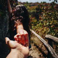 Sudah senang-senang diberi perhatian, ternyata cuma danggap teman. (Foto: unsplash.com)