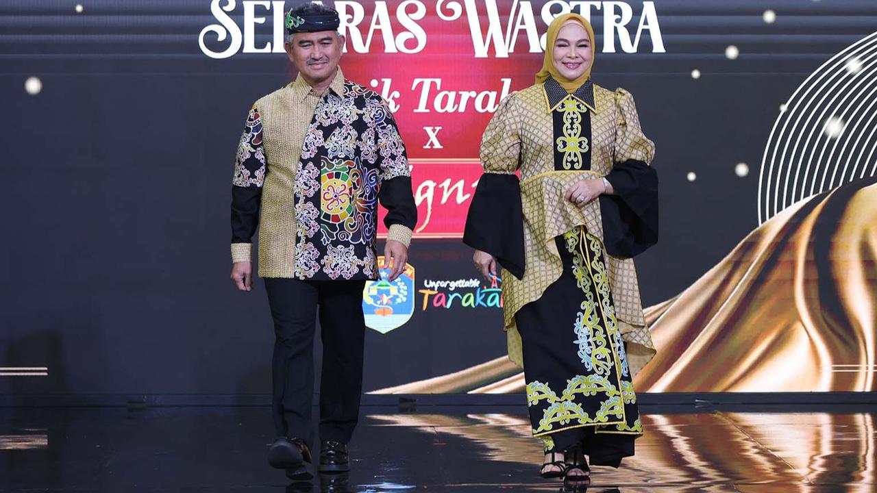 FOTO: Wali Kota Tarakan & Istri Tampil Elegan  dengan Batik Khas Tarakan di Parade Wastra Nusantara 2025