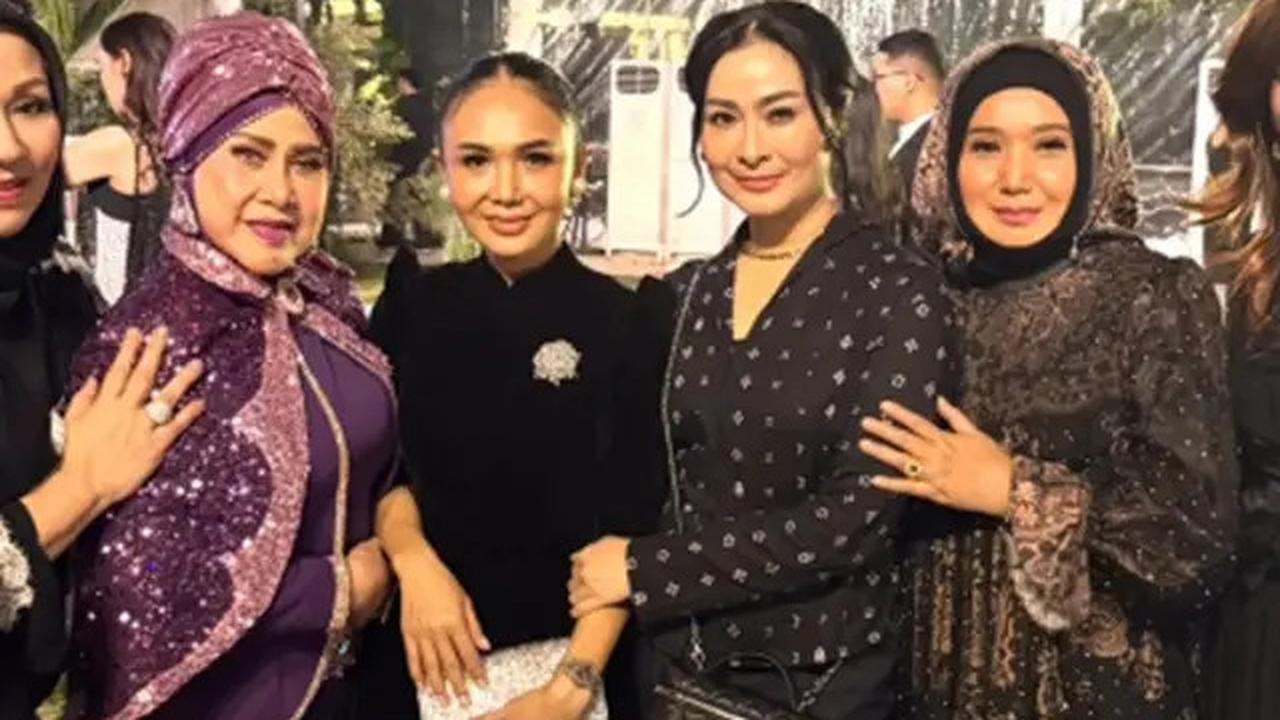 Model Kebaya Hitam ala Iis Dahlia di Resepsi Putri Ikke Nurjanah, Simpel Tapi Anggun