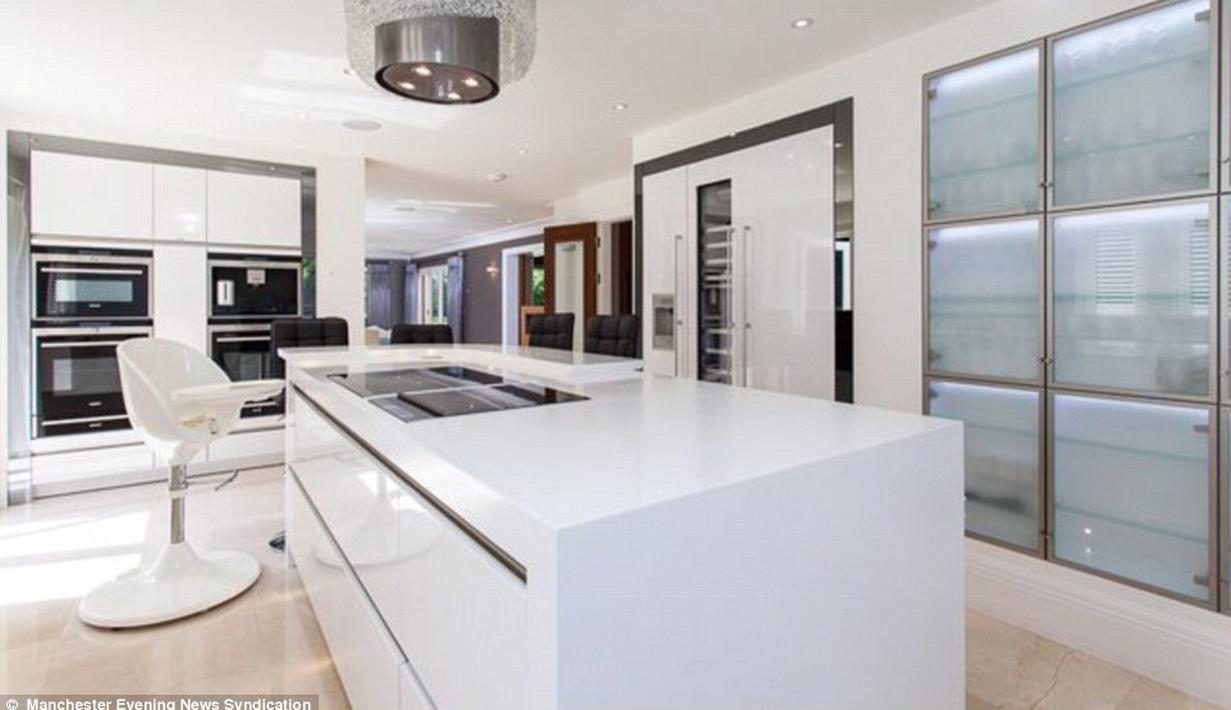 Tampilan dapur yang elegan dan mewah dilengkapi dengan peralatan memasak paling moderen.