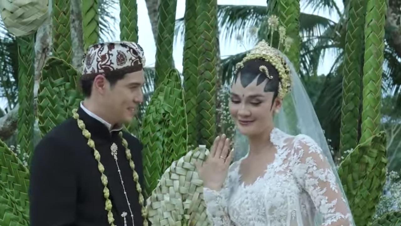 Luna Maya Ungkap Fakta di Balik Insiden Salah Kasih Tangan ke Maxime Bouttier saat Akan Pasangkan Cincin Nikah