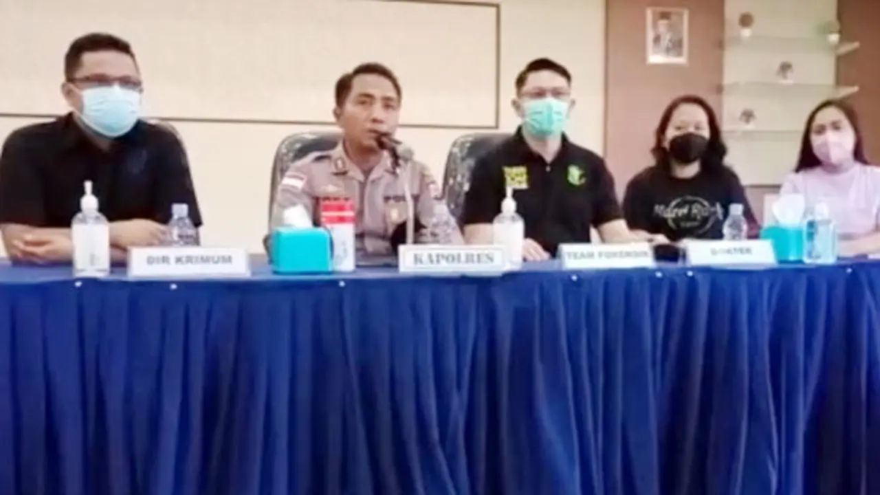 Tim Forensik Polda Sulut bersama Kapolres Kepulauan Sangihe AKBP Tony Budhi Susetyo menggelar konferensi pers terkait penyebab utama kematian Wakil Bupati Sangihe.