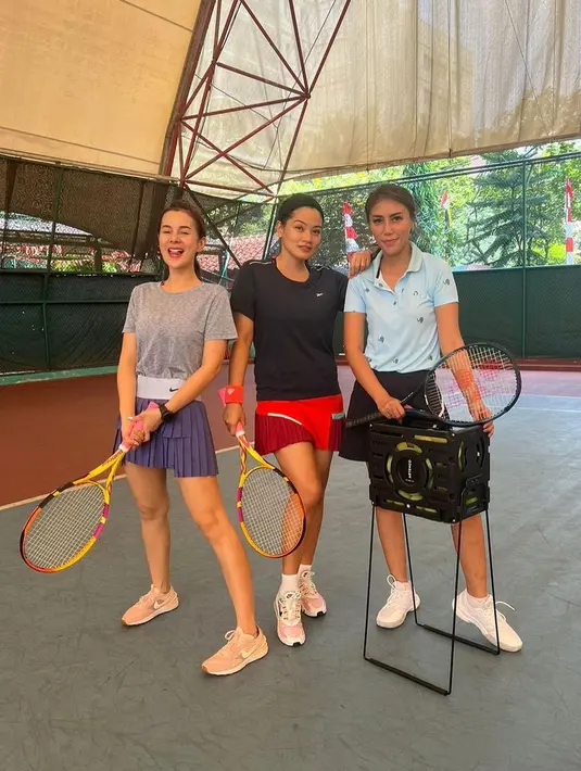 Mengenakan celana pendek, Astrid Tiar begitu ceria dan siap melakukan olahraga tenis bersama teman-temannya. (Foto: Instagram/@astridtiar127)