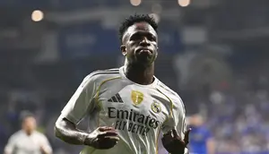 Vinicius Junior dari Real Madrid merayakan setelah memberi assist kepada rekannya, Kylian Mbappe, untuk mencetak gol dalam laga La Liga antara Real Oviedo dan Real Madrid di Stadion Carlos Tartiere, Oviedo, Spanyol, Minggu, 24 Agustus 2025. (AP Photo/Miguel Oses)