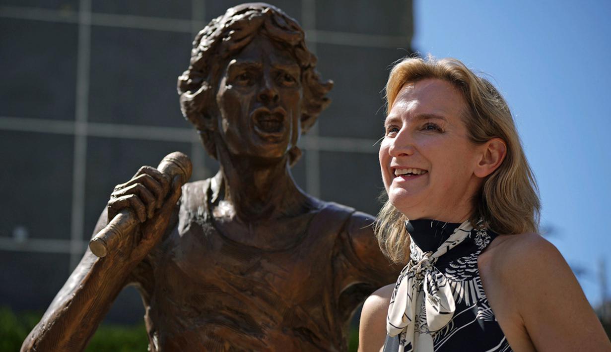 Patung-patung tersebut menampilkan pasangan tersebut di tengah pertunjukan. Mick Jagger mengenakan celana ketat dan singlet khasnya, mondar-mandir dengan mikrofon di tangan. (Yui Mok/PA via AP)