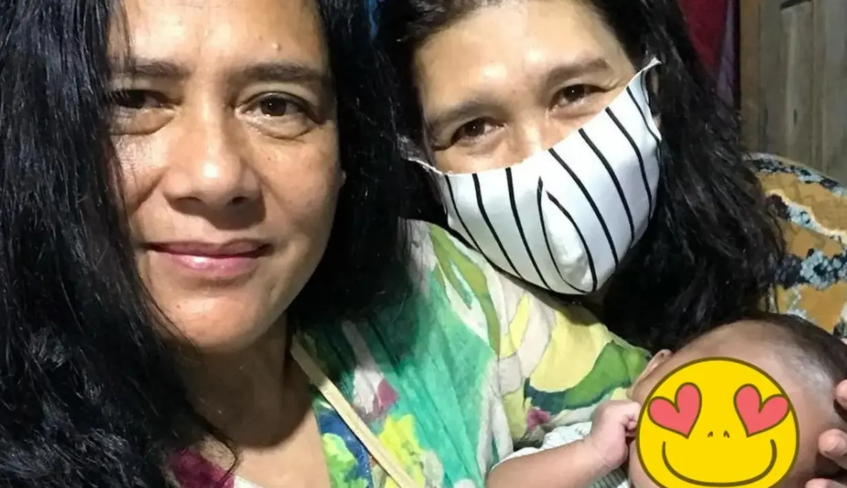 Seleb Gendong Cucu (Instagram/lydiakandou_)