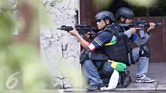 Pasukan Datasemen Jalamangkara (Denjaka) TNI AL melakukan latihan pembebasan sandera di Gedung Pelni, Jakarta, Minggu (20/12). Latihan untuk membangun sinergitas kemampuan intelijen dengan Denjaka untuk operasi intelijen. (Liputan6.com/Immanuel Antonius)