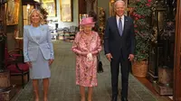 Presiden AS Joe Biden (kanan) dan Ibu Negara AS Jill Biden (kiri) berfoto dengan Ratu Inggris Elizabeth II (tengah) di Grand Corridor di Windsor Castle di Windsor, barat London, pada 13 Juni 2021. (STEVE PARSONS / POOL / AFP)