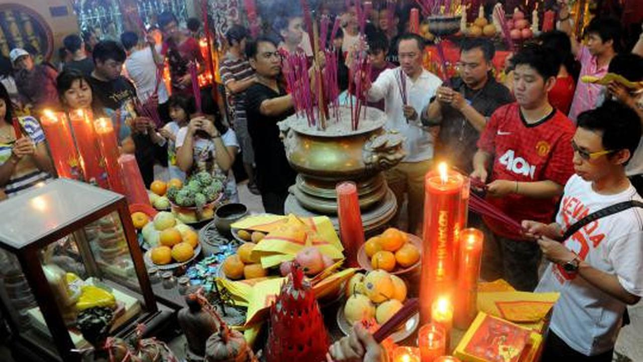 Malam Imlek, warga Tionghoa penuhi Klenteng Boen Tek Bio