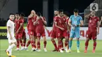Pemain timnas Indonesia tertunduk usai melakoni laga kandang semifinal Piala AFF 2022 melawan Vietnam di Stadion Utama Gelora Bung Karno, Jakarta, Jumat (6/1/2023). Laga berlangsung ketat, kedua tim saling adu serang. Laga berakhir imbang 0-0. (Liputan6.com/Helmi Fithriansyah)