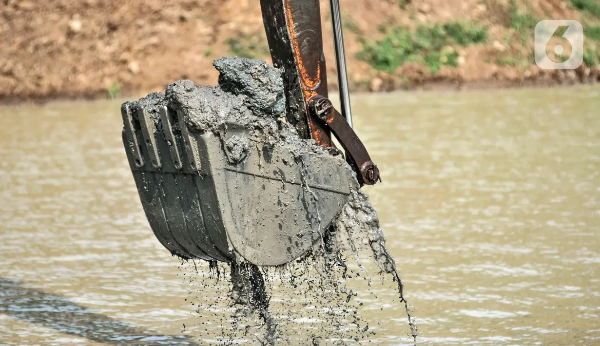 Petugas Sudin SDA Jakarta Timur menggunakan alat berat untuk mengeruk lumpur di Waduk Setu, Cipayung, Jakarta, Rabu (28/7/2021). Pengerukan lumpur ini dilakukan untuk mencegah terjadinya banjir saat musim hujan. (merdeka.com/Iqbal S. Nugroho)