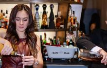Potret Cantik Menawan Wulan Guritno dan Lukman Sardi saat Jadi Bartender, Tampak Lihat dan Profesional