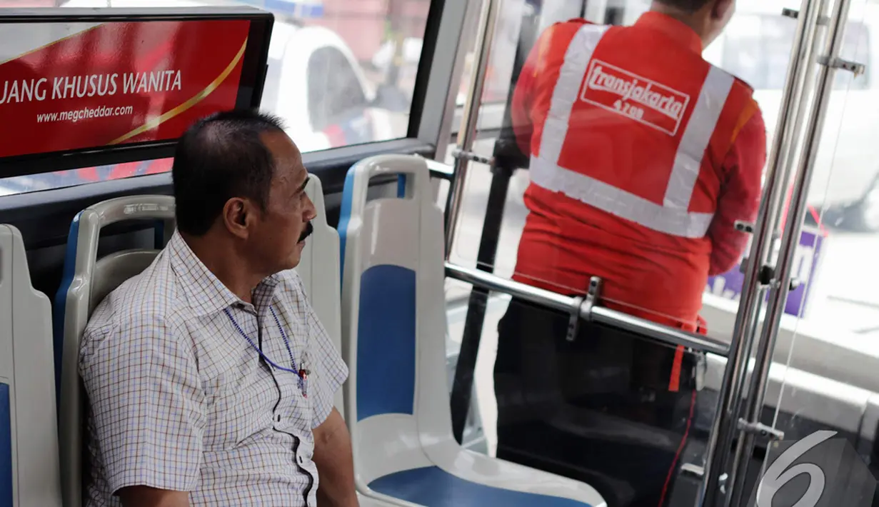 Suasana di dalam bus gratis yang masih sepi penumpang di hari pertama peluncurannya, Jakarta, Rabu (17/12/2014). (Liputan6.com/Faizal Fanani)