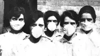 Masker banyak digunakan selama pandemi flu Spanyol di tahun 1918, dan seratus tahun kemudian juga kembali digunakan. (State Library of Queensland)