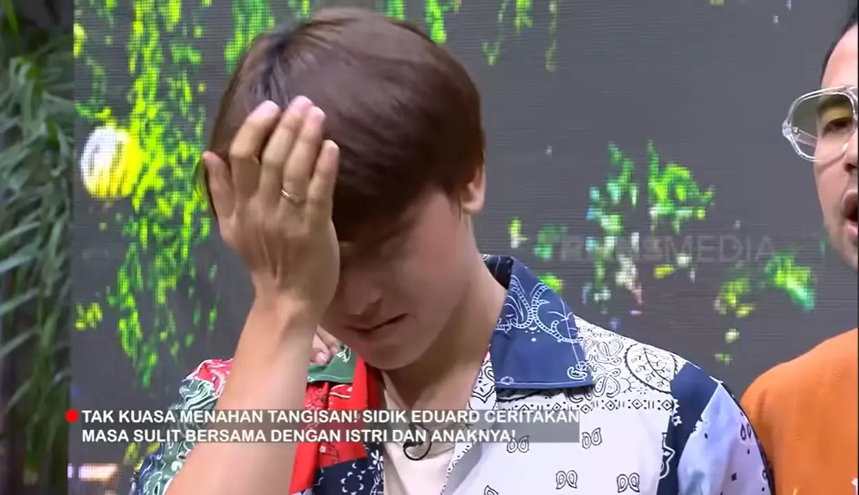 Sidik Eduard belakangan ini menjadi perbincangan warganet. Meski sebagai artis, Sidik rela jualan cilok di pinggir jalan. Pria dua orang anak itu tak kuasa menahan tangis menceritakan masa susah bersama keluarganya. [Youtube/TRANS7 OFFICIAL]