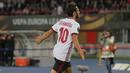 Gelandang AC Milan, Hakan Calhanoglu, berlari merayakan gol yang dicetaknya ke gawang Austria Wien pada laga Liga Europa di Stadion Stadion Ernst Happel, Wien, Kamis (14/9/2017). Wien kalah 1-5 dari Milan. (Bola.com/Reza Khomaini)