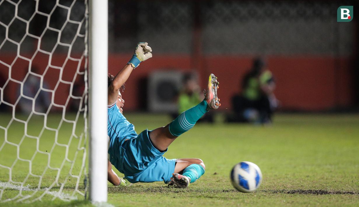 <p>Kiper Timnas Indonesia U-16, Andrika Fathir Rachman saat adu penalti dalam laga semifinal Piala AFF U-16 2022 antara Indonesia U-16 melawan Myanmar U-16 di Stadion Maguwoharjo, Sleman, Rabu (10/8/2022) malam WIB. (Bola.com/Bagaskara Lazuardi)</p>