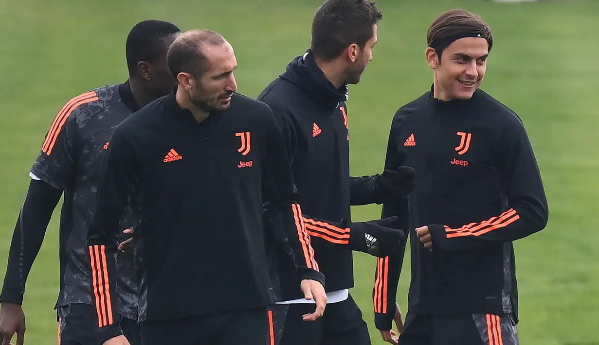 Pemain Juventus, Giorgio Chiellini, Paulo Dybala, menjalani latihan jelang menghadapi Dynamo Kiev pada laga pembuka Liga Champions di NSC Olimpiyskiy pada Selasa (20/10/2020) malam WIB. Juventus akan menghadapi Dynamo Kiev tanpa Cristiano Ronaldo. (AFP/Marco Bertorello)