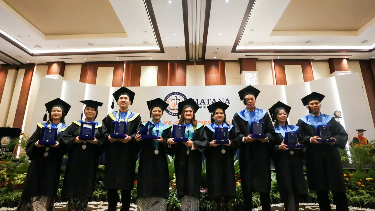 Deretan wisudawan terbaik Universitas Matana. (Istimewa)