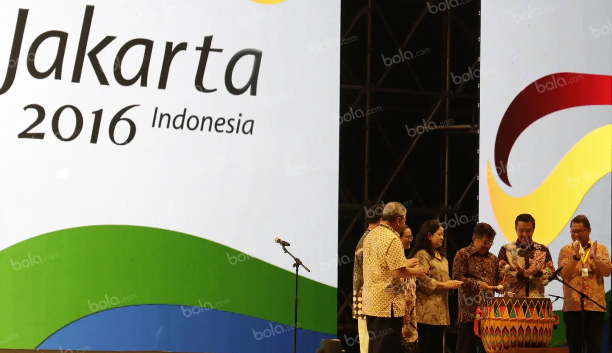 Dengan menabuh gendang, Wakil Presiden Republik Indonesia, Jusuf Kalla, secara resmi membuka TAFISA Games 2016 di Pantai Karnaval Taman Impian Jaya Ancol, Sabtu (8/10/2016). (Bola.com/Arief Bagus)