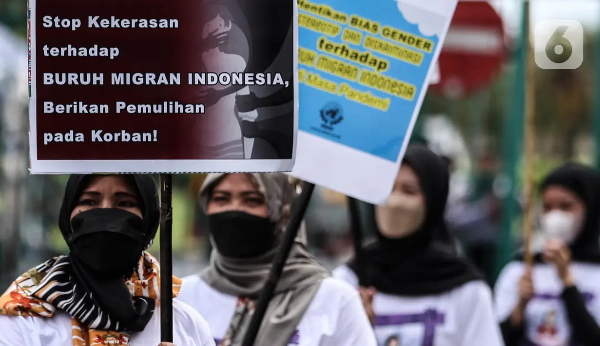 Aktivis yang tergabung dalam Serikat Buruh Migran Indonesia (SBMI) melakukan aksi damai di Kawasan Monas, Jakarta Pusat, Minggu (13/3/2022). Aksi ini merupakan bentuk protes kepada pemerintah dan perusahaan kerena telah bertindak tidak adil kepada para pekerja perempuan. (Liputan6.com/Johan Tallo)