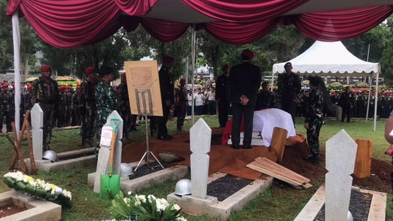 Sekitar pukul 11.26 WIB, jenazah Doni mulai diturunkan dari keranda ke liang lahat.&nbsp;<br>