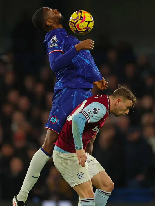 Hingga jeda pertandingan, Chelsea dan West Ham United bermain imbang 0-0. (Adrian Dennis/AFP)