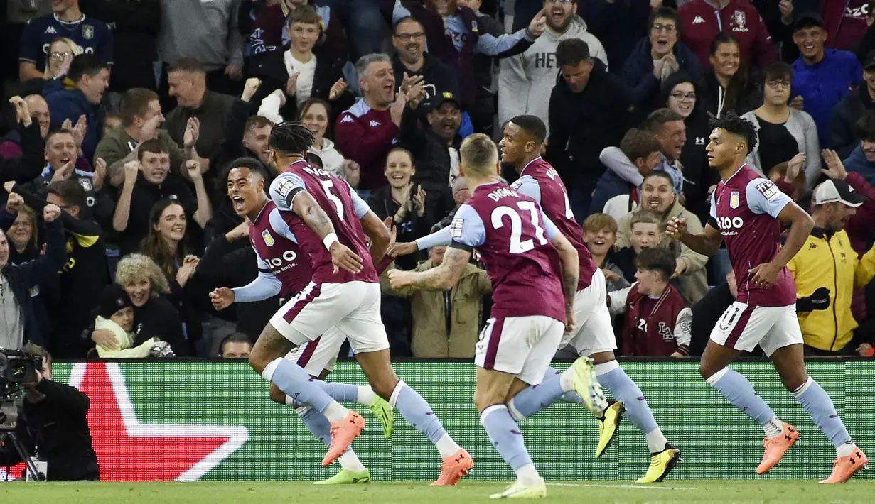 Tampil di depan ribuan pendukungnya sendiri, Aston Villa menurunkan skuad terbaiknya. Satu-satunya gol Aston Villa yang hadir di pertandingan itu dibukukan oleh Jacob Ramsey pada menit ke-41. (AP/Rui Vieira)