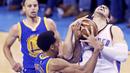 Pemain OKC Thunder, Enes Kanter #11 berebut bola dengan pemain  and  Warriors, Shaun Livingston #34  saat Final Wilayah Barat NBA Playoffs 2016 di Chesapeake Energy Arena, Oklahoma, (24/5/2016).  (Kevin Jairaj-USA TODAY Sports)