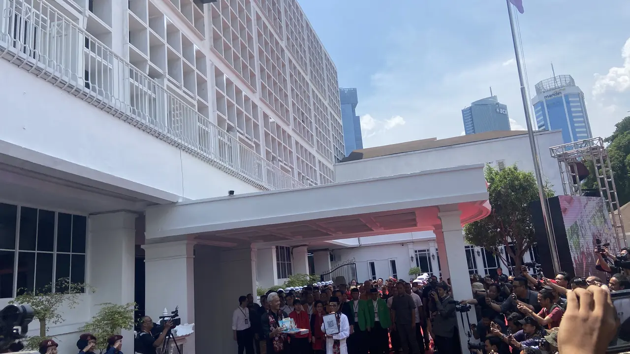 Ganjar Pranowo dan Mahfud Md mendatangi Kantor Komisi Pemilihan Umum Republik Indonesia (KPU RI) di Jakarta untuk mendaftarkan diri sebagai capres dan cawapres. (Liputan6.com/M Radityo Priyasmoro)