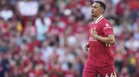 Trent Alexander-Arnold mendapat cemoohan dari pendukung Liverpool ketika bersua Arsenal pada laga pekan ke-36 Premier League di Stadion Anfield, Minggu (11/5/2025) malam WIB. (AP Photo/Jon Super)