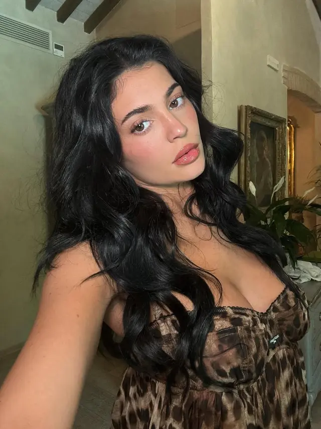 Kylie Jenner pakai dress animal print. [ @kyliejenner]