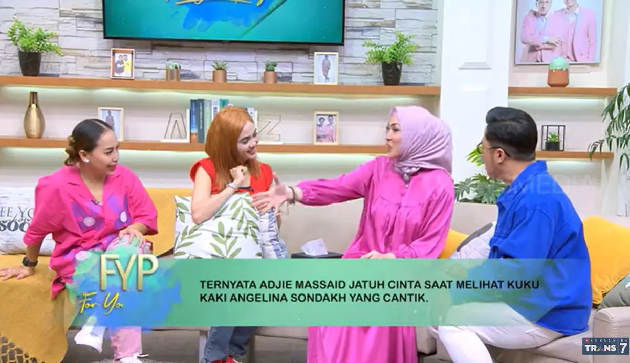 Puteri Indonesia 2001 itu mencertikan kisah cintanya bermula dari kuku kakinya. "Karena Mas Adjie jatuh cinta pertama kalinya (karena kuku kaki) pas kita lagi ke Pacitan," ungkap Angelina Sondakh. [Youtube/TRANS7 OFFICIAL]