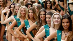 Kontestan Miss Earth 2018 berpose di tepi kolam renang selama presentasi media di Manila, Filipina, Kamis (11/10). Sebanyak 88 wanita cantik dari berbagai negara mengikuti kontes bertema tahun ini, dunia bebas plastik. (AP/Bullit Marquez)