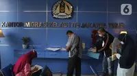 Pemohon paspor sedang mengisi data diri di kantor Imigrasi kelas 1 TPI Jakarta Timur, Jumat (11/06/2021). Pemohon yang ingin mengajukan permohonan paspor atau penggantian dibatasi 25 persen, yang harus dilakukan masih sama seperti sebelum Covid-19. (Liputan6.com/Herman Zakharia)