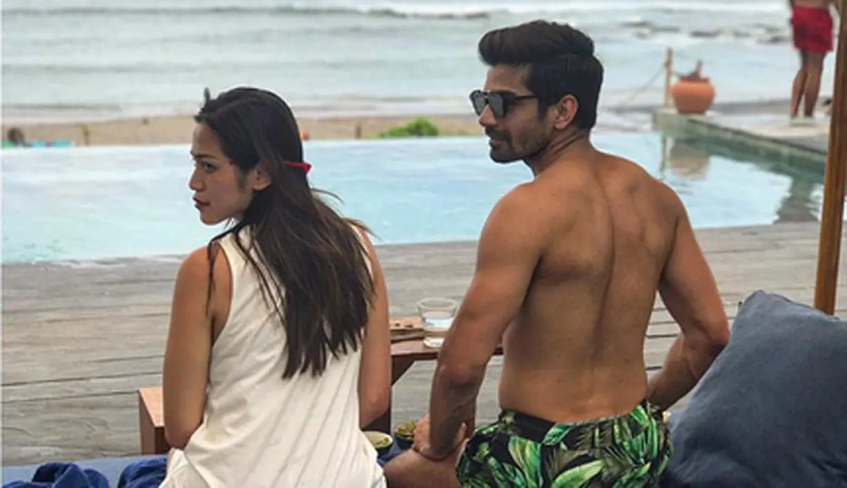 "Hanya kamu dan aku @inijedar," tulis Vishal Singh dengan bahasa Inggris di keterangan salah satu fotonya bersama Jessica Iskandar sembari menikmati keindahan pantai Canggu yang diunggah pada 3 September. (Instagram/vishal.singh786)