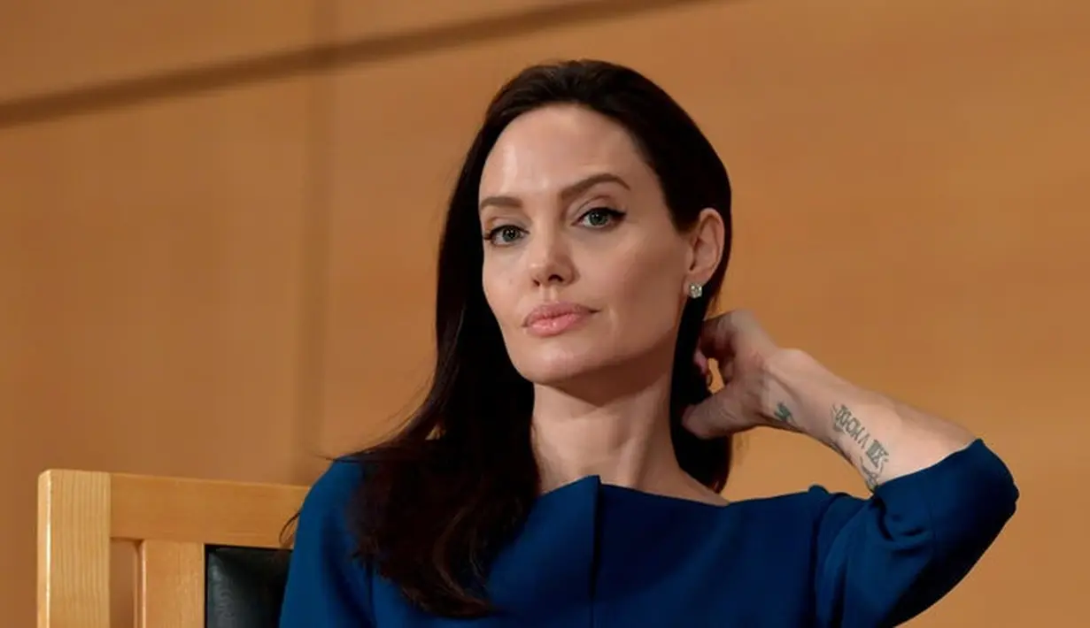 Namun dilansir dari US Magazine, ternyata Angie masih betah menjomblo. (In Touch Weekly)