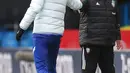 Pelatih kepala Leeds United Marcelo Bielsa (kanan) berjabat tangan dengan pelatih kepala Chelsea Thomas Tuchel pada akhir pertandingan Liga Inggris di Stadion Elland Road, Leeds, Inggris, Sabtu (13/3/2021).  Pertandingan berakhir 0-0. (Lee Smith/Pool via AP)