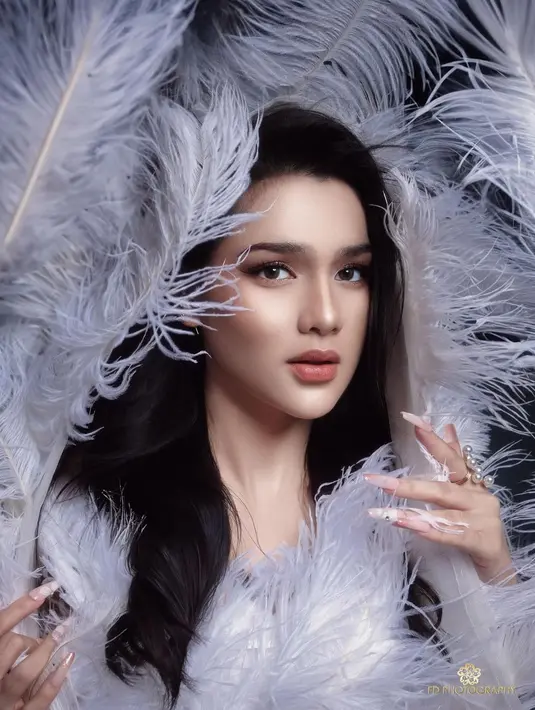 Tanpa aksesori berlebihan, Davina Karamoy hanya lengkapi busananya dengan cincin mutiara [@davinaakaramoy]