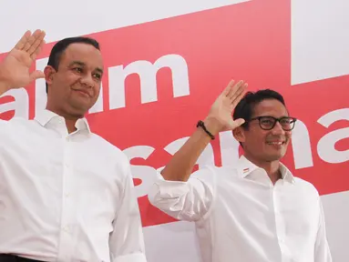Pasangan calon gubernur Anies Baswedan dan cawagub Sandiaga Uno resmi meluncurkan logo Salam Bersama di kantor sekretariat pemenangan di kawasan Menteng, Jakarta, Kamis (20/10). (Liputan6.com/Yoppy Renato)