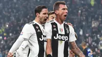 Striker Juventus, Mario Mandzukic, melakukan selebrasi usai mencetak gol ke gawang Inter Milan pada laga Serie A di Stadion Allianz, Turin, Jumat (7/12). Juventus menang 1-0 atas Inter Milan. (AP/Andrea Di Marco)