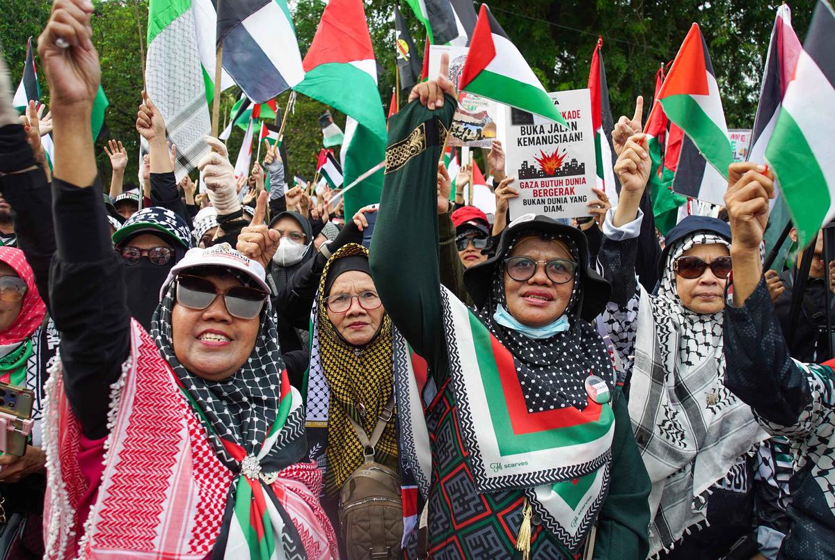 FOTO: Dua Tahun Genosida di Gaza, Massa Kepung Kedubes AS Serukan Akhiri Blokade Palestina