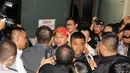 Rekan pengacara dari OCK and Associate mencoba menghalangi peliputan para wartawan yang hendak mengambil gambar salah seorang pengacara terduga pemberi suap, di Gedung KPK, Jakarta, (Liputan6.com/Helmi Afandi)