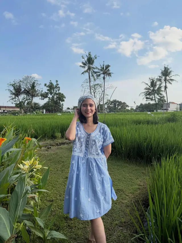 Main di Sawah, Tissa Biani Tampil Stylish dengan Dress Biru dan Scarf Bermotif