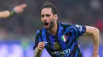 Gelandang Inter Milan Hakan Calhanoglu, melakukan selebrasi setelah mencetak gol ke gawang AC Milan pada leg pertama semifinal Coppa Italia 2024/2025 di Stadion San Siro, Kamis (03/04/2025) dini hari WIB. (Spada/LaPresse via AP)