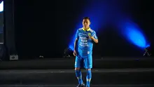 Gelandang Persib Bandung Erwin Ramdani mengenakan jersey kandang terbaru dalam acara peluncuran di Hotel Savoy Homann. (Huyogo Simbolon)