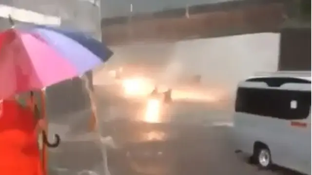 Air Terjun Lembah Anai Meluap, Kendaraan Melintas Nyaris Hanyut