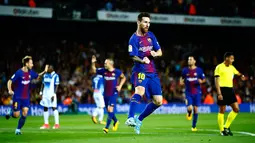 Lionel Messi melakukan selebrasi usai mencetak gol ke gawang Espanyol saat pertandingan Liga Spanyol di stadion Camp Nou, Barcelona (9/9). Dalam pertandingan tersebut Messi berhasil menyumbang tiga gol untuk kemenangan Barcelona. (AP Photo/Manu Fernandez)